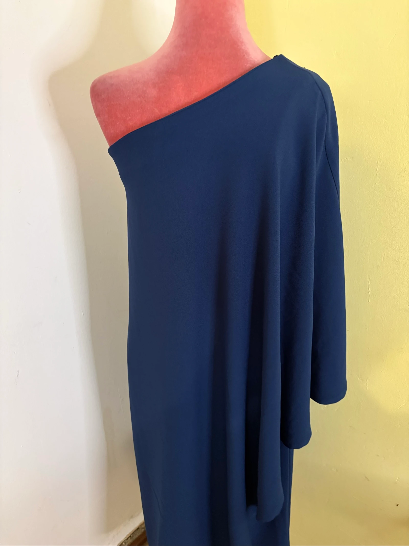 Robe Midi Bleu Marine Une Épaule avec Manche Asymétrique Enveloppante – photo 5